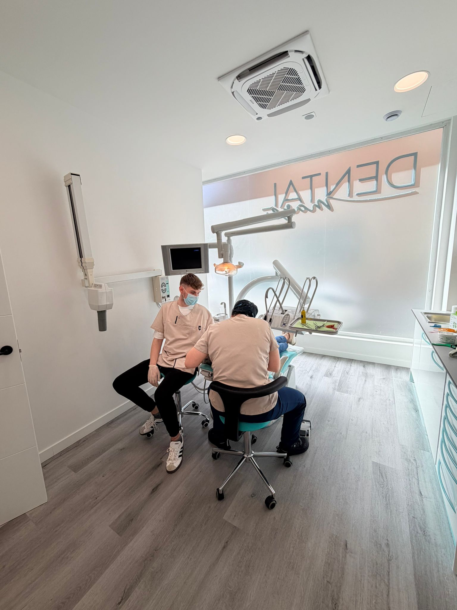 Atención en gabinete dental de Dental Mare