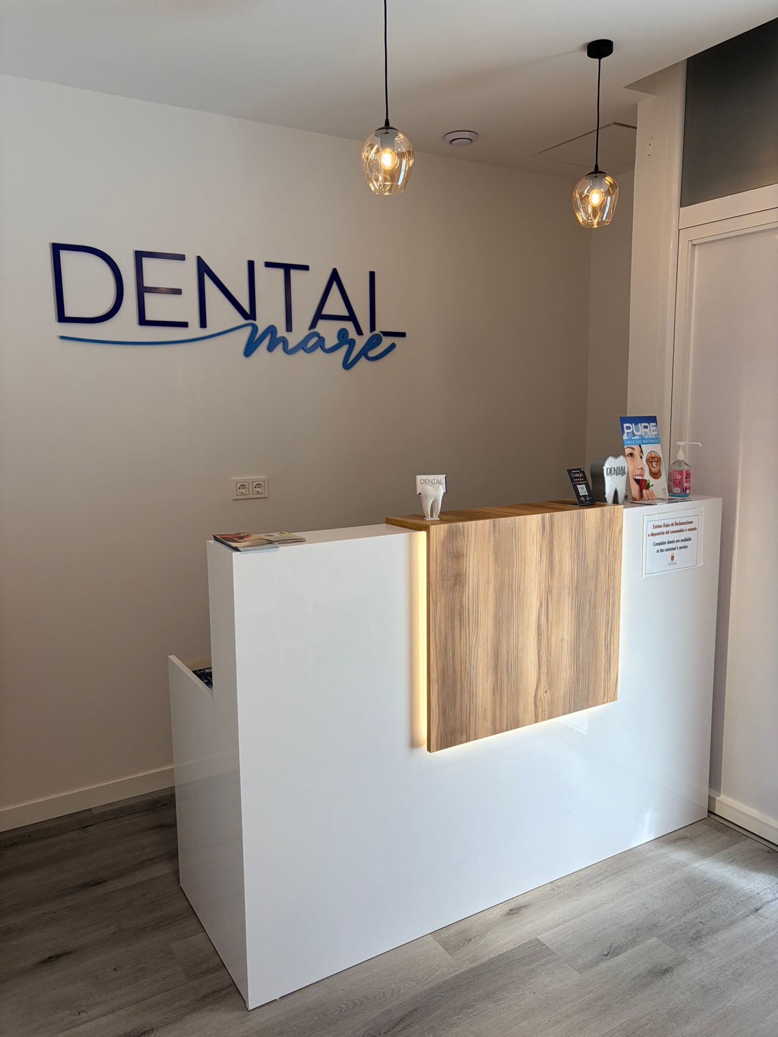 Interior moderno de Dental Mare